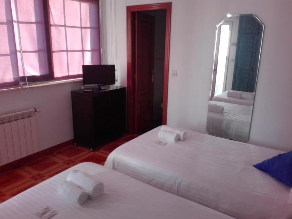 Hotel Corcubion Playa De Quenxe Ruang foto