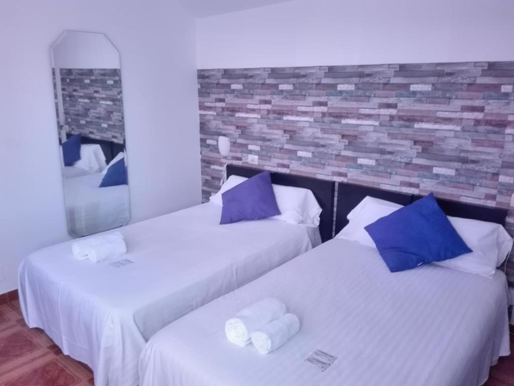 Hotel Corcubion Playa De Quenxe Ruang foto