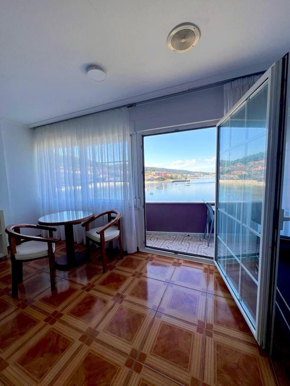 Hotel Corcubion Playa De Quenxe Ruang foto