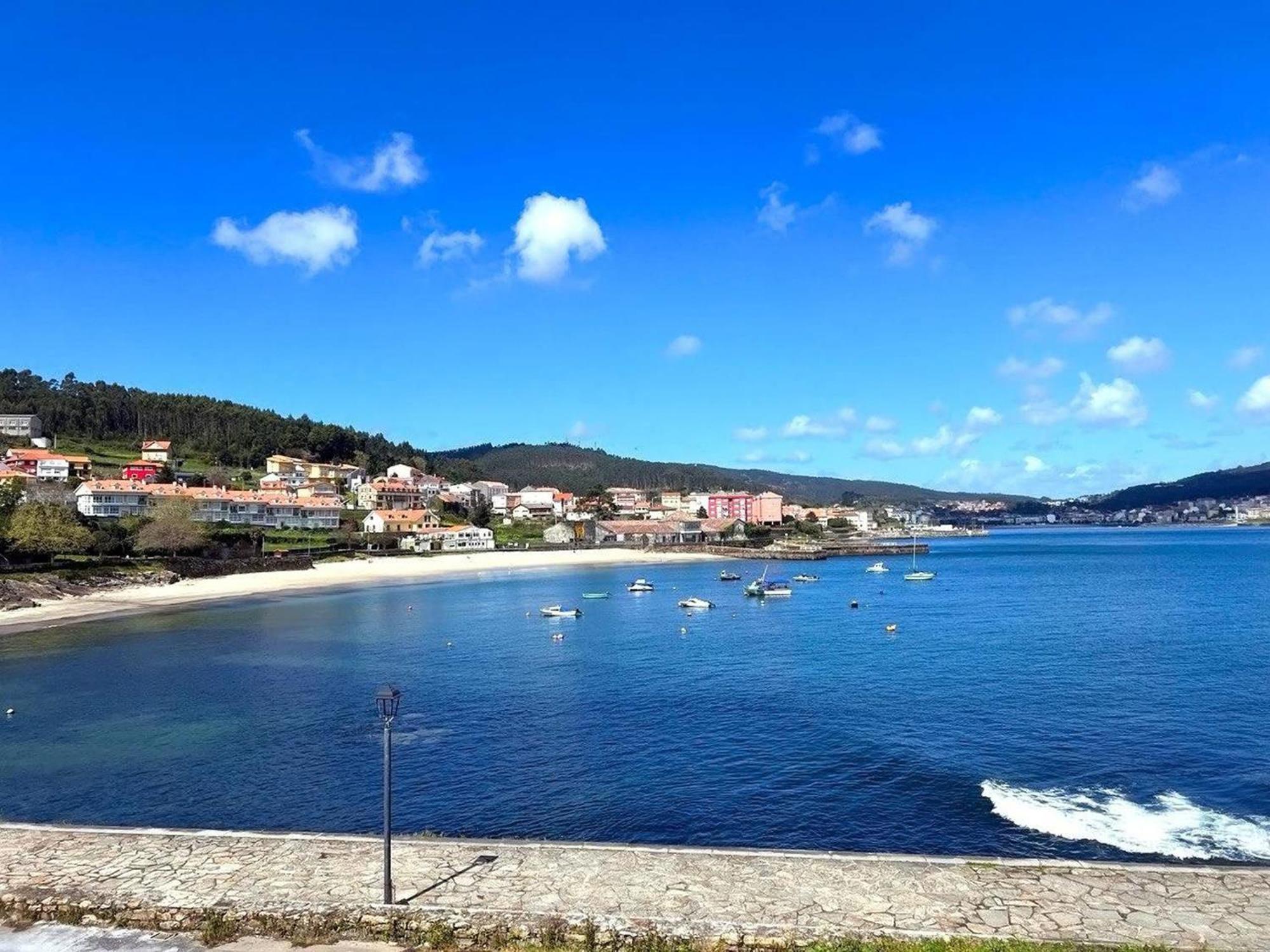 Hotel Corcubion Playa De Quenxe Ruang foto